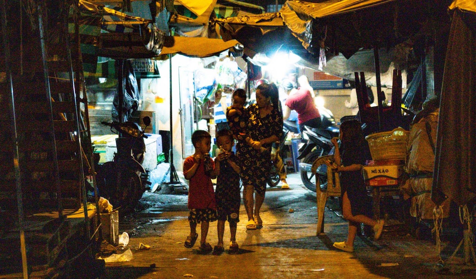 discover saigon night life