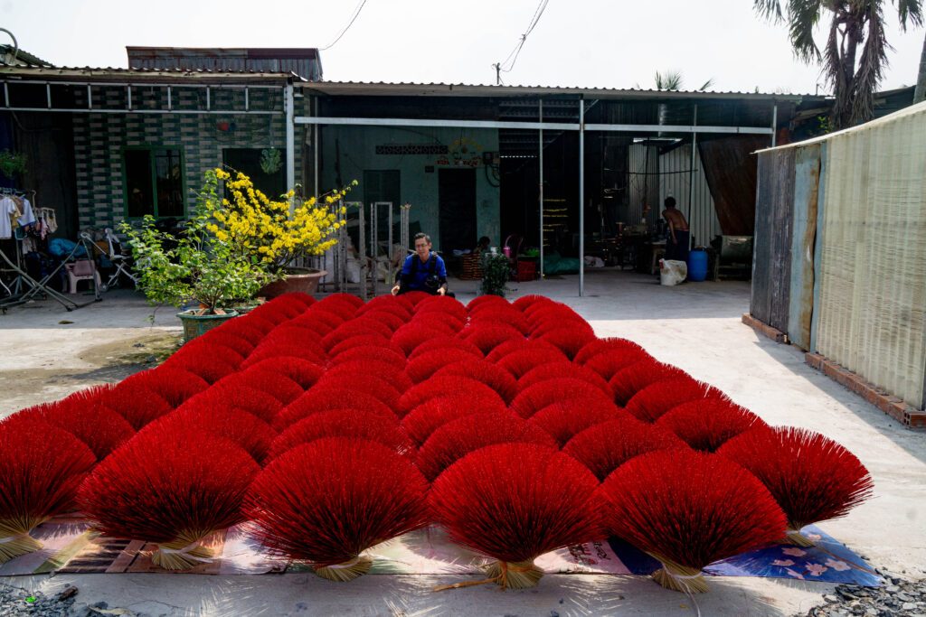 le minh xuan incense village making