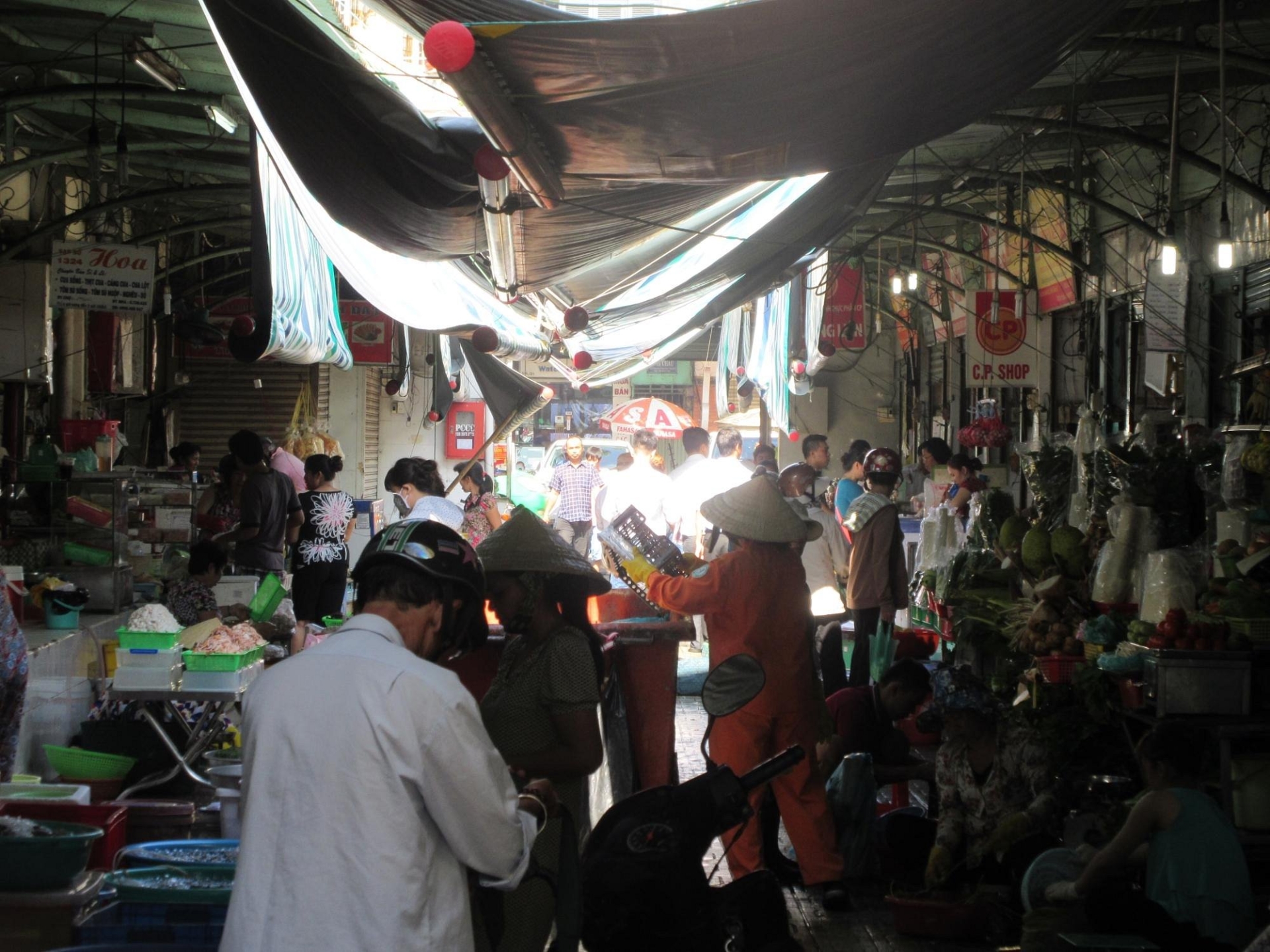binh tay market opening hours
