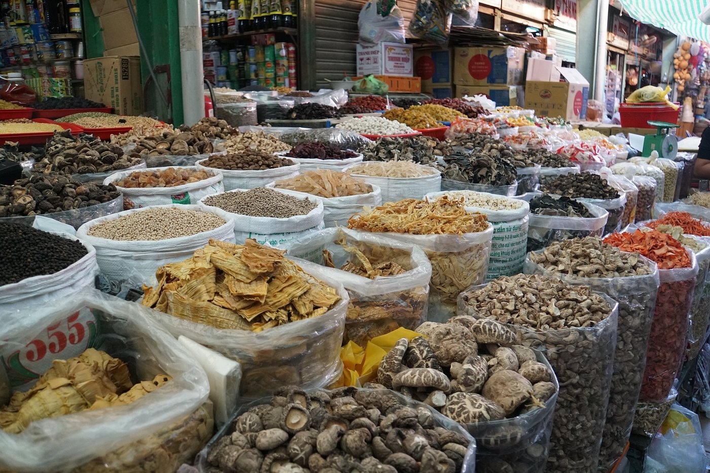 binh tay market shops