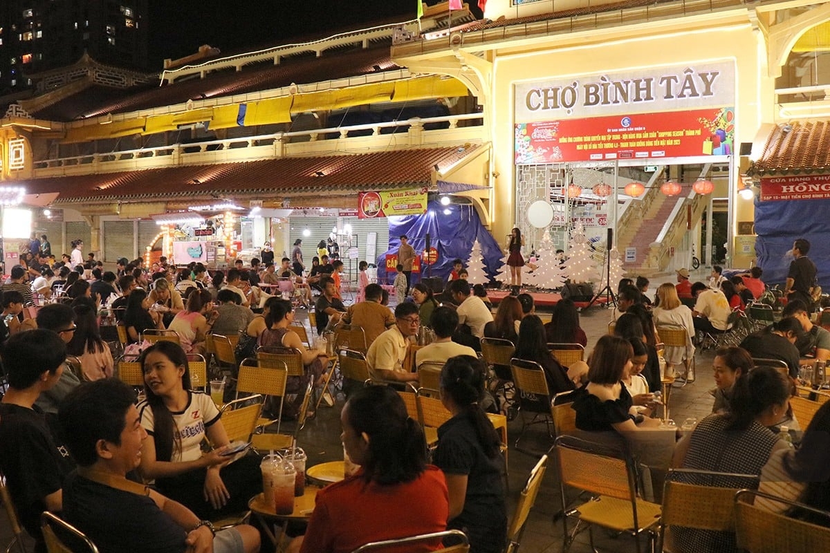 binh tay night market