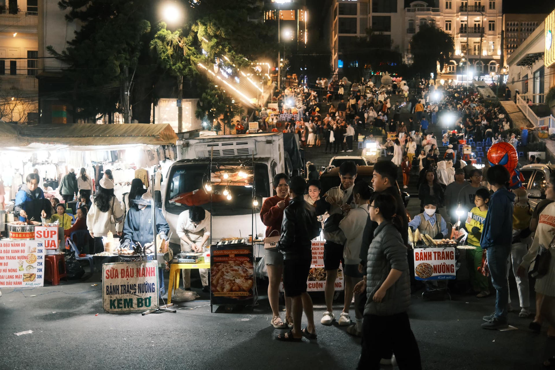 da lat night market near xuan huong lake