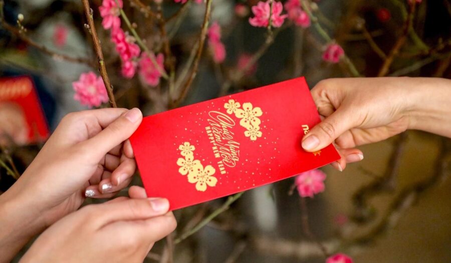 From elderly to kid, everybody loves lucky money