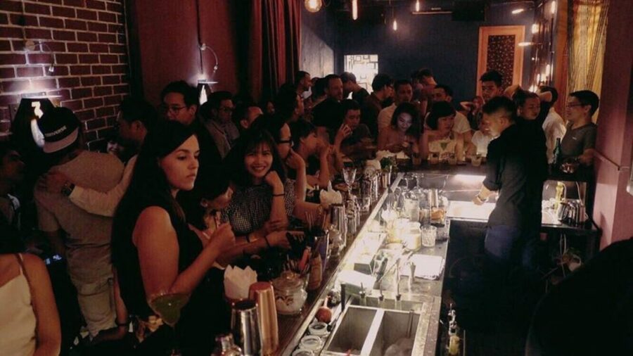 Many guests inside Nê Cocktail Bar