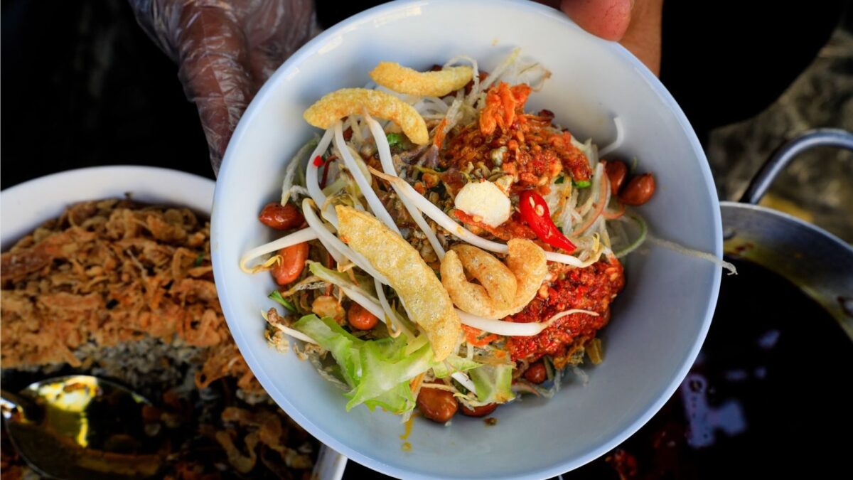 cơm hến bowl with mussels, crispy toppings, herbs, and chili paste - hue food - Jackfruit