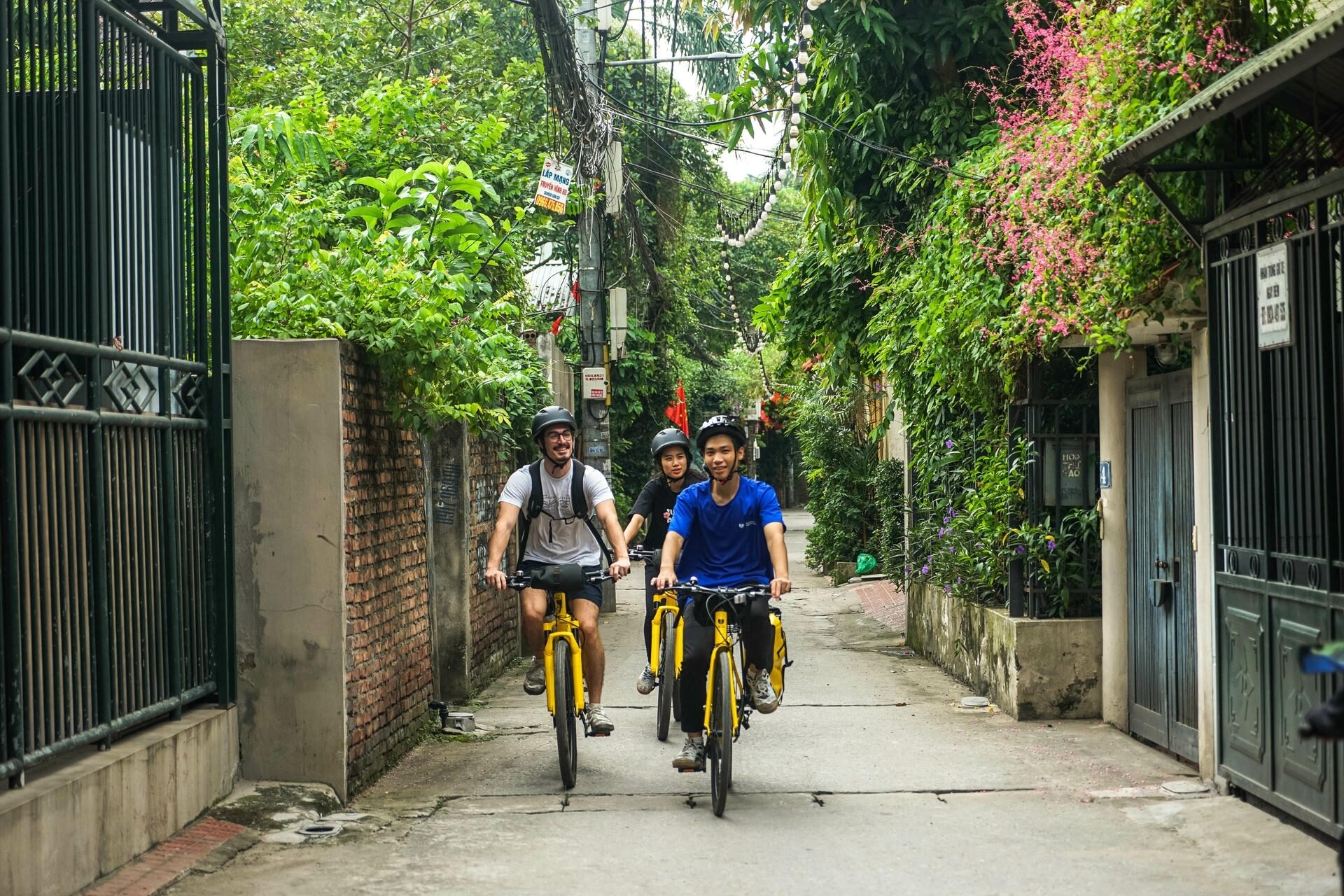 Traveler practicing basic Vietnam language phrases with a local vendor, guided by Jackfruit Adventure